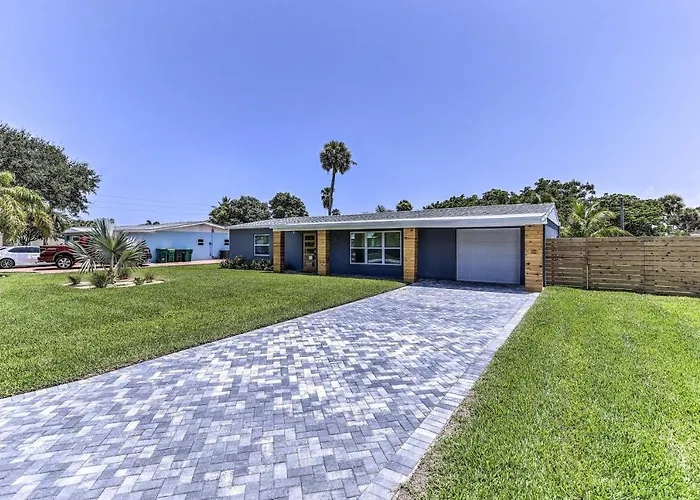 Beach House With Outdoor Kitchen, Walk To Coast