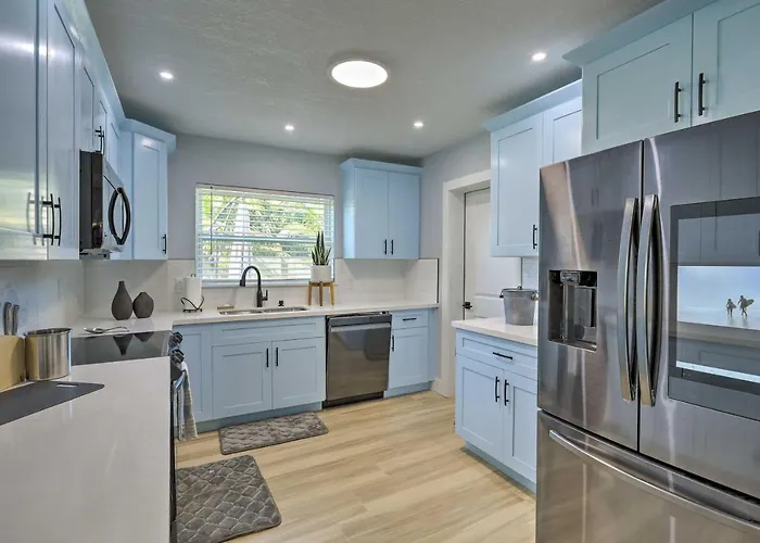 Beach House With Outdoor Kitchen, Walk To Coast