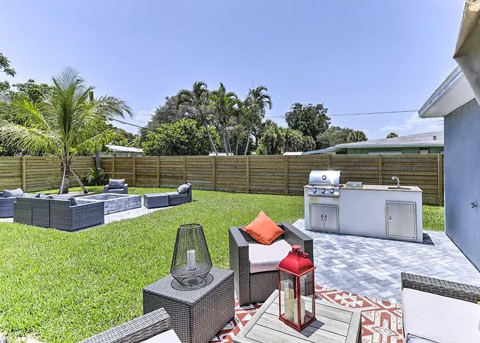 Beach House With Outdoor Kitchen, Walk To Coast